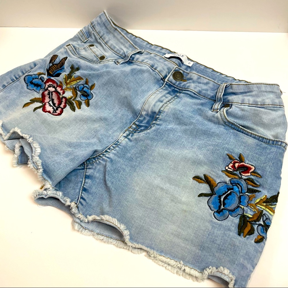 Cut off shorts embroidered flowers faded look great shape!